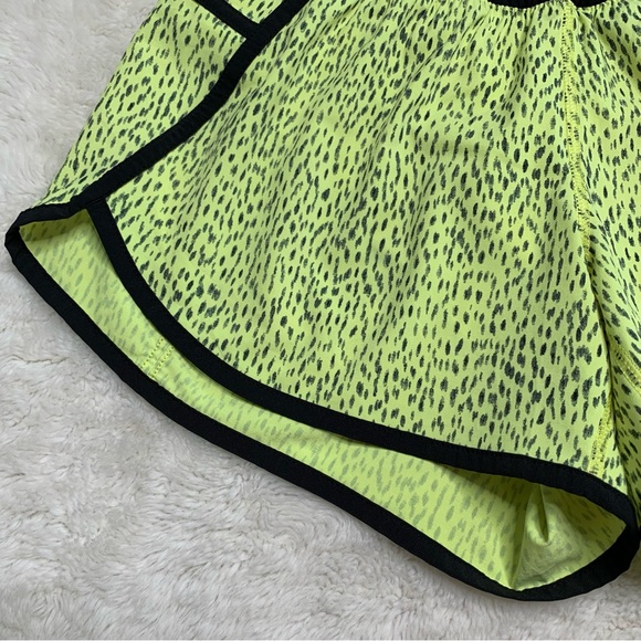 Lululemon Tracker Short III 4-way Stretch Dottie Dash Clarity Yellow Black Sz 6 - Picture 5 of 9